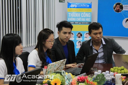 Lý Giám Tiền - quán quân Project Runway Việt Nam 2014 tại buổi giao lưu.