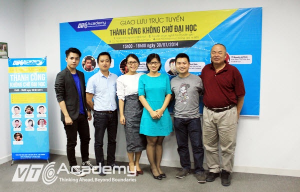 Các khách mời tham dự chương trình giao lưu trực tuyến Thành công không chờ đại học.