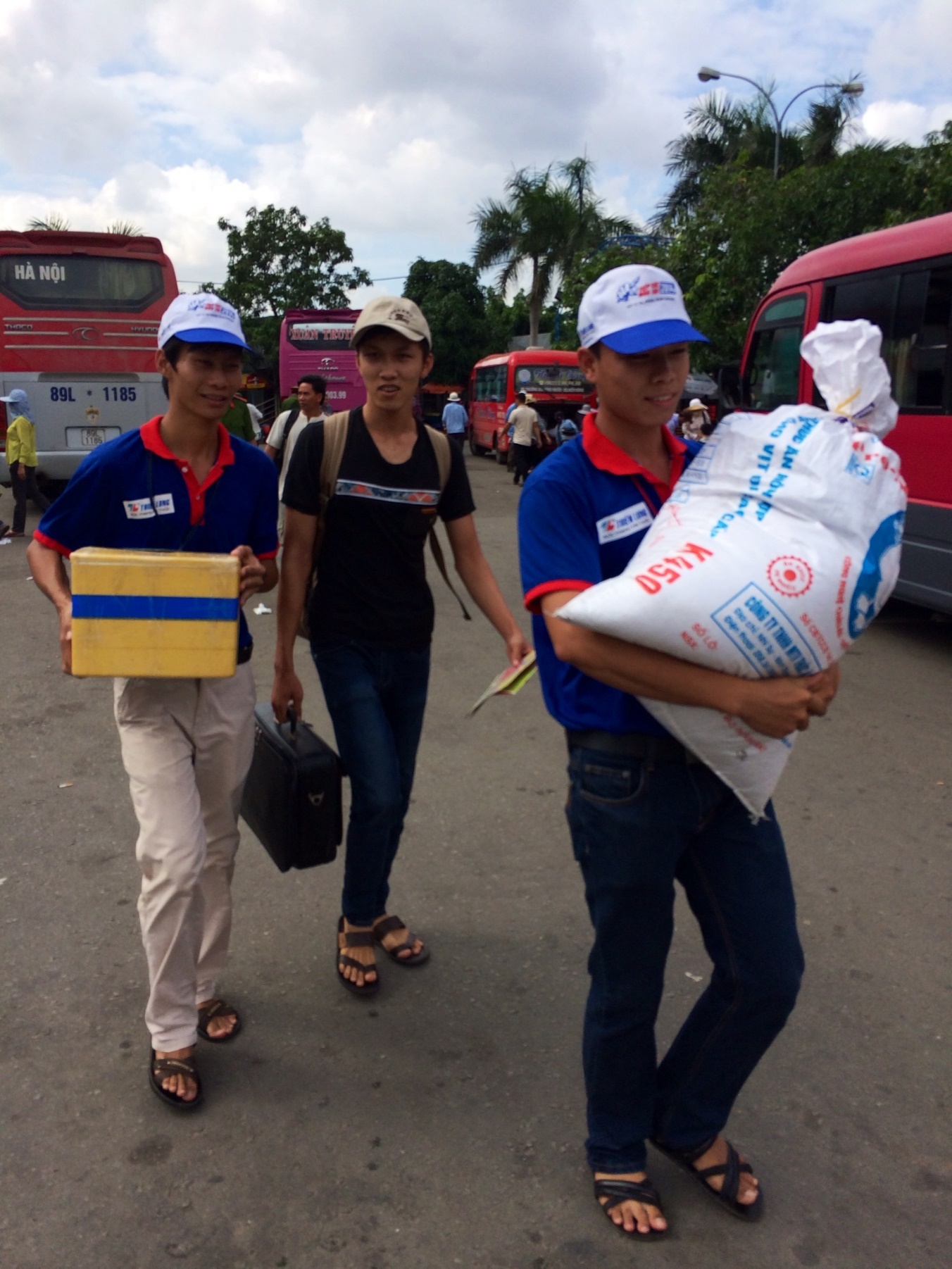 Sinh viên tình nguyện đang làm nhiệm vụ tại bến xe Miền Đông, TP.HCM