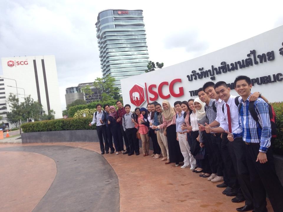 Các thực tập sinh trong một chuyến thăm quan Bangkok.