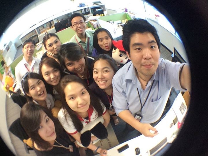 Phú Tuấn (bên phải) trong một buổi gặp mặt giao lưu văn hóa.