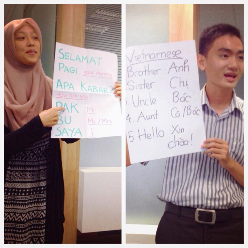 Phú Tuấn (bên phải) trong một buổi gặp mặt giao lưu văn hóa