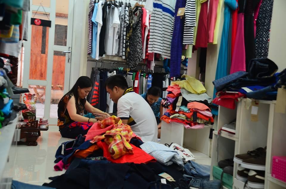 Khách chọn mua hàng hiệu tại kho.