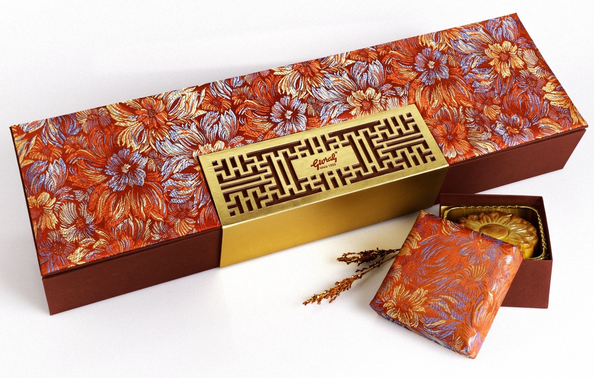 Các mẫu hộp bánh được bọc vải gấm thêu hoa vô cùng sang trọng và bắt mắt.