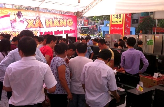 Gian hàng các sản phẩm bầy mẫu được thanh lý thu hút rất đông khách hàng.