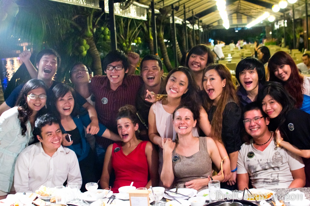 Kim (áo đen, thứ ba từ phải sang) trong một bữa tiệc do cô và các bạn trong CLB Truyền thông tổ chức.