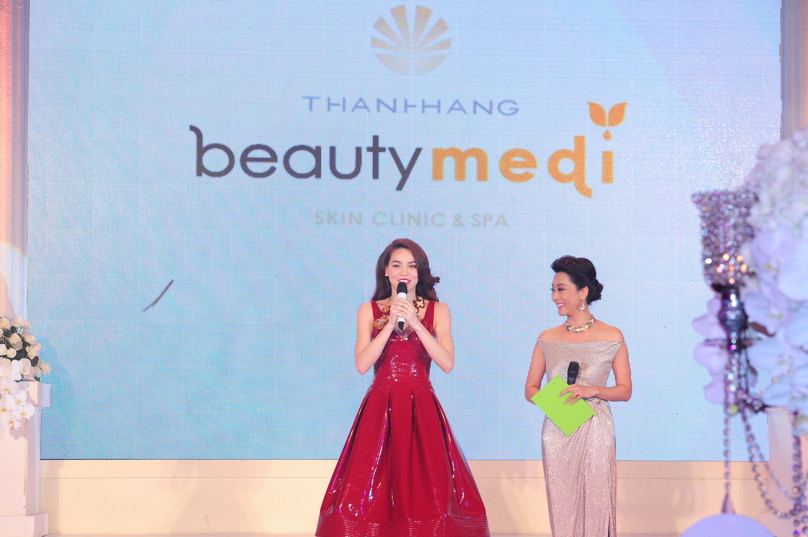 Hồ Ngọc Hà tham gia sự kiện và biểu diễn.