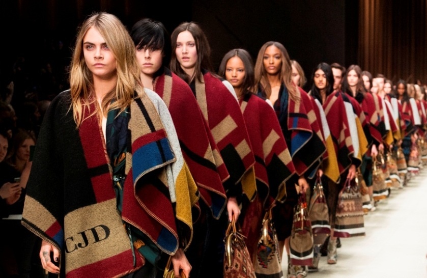 Ao poncho Burberry cho mua thu - dong 2014 hinh anh