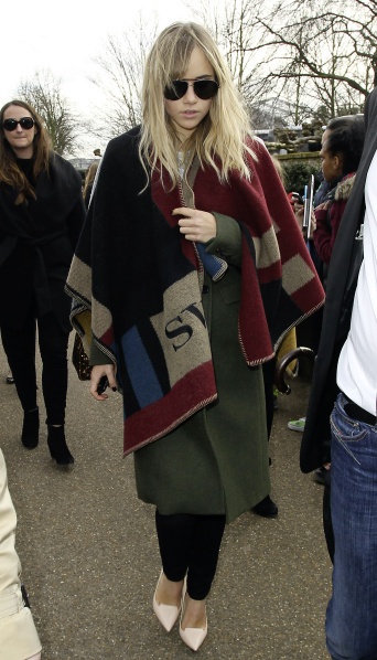 Suki Waterhouse xúng xính trong chiếc poncho ấm áp.