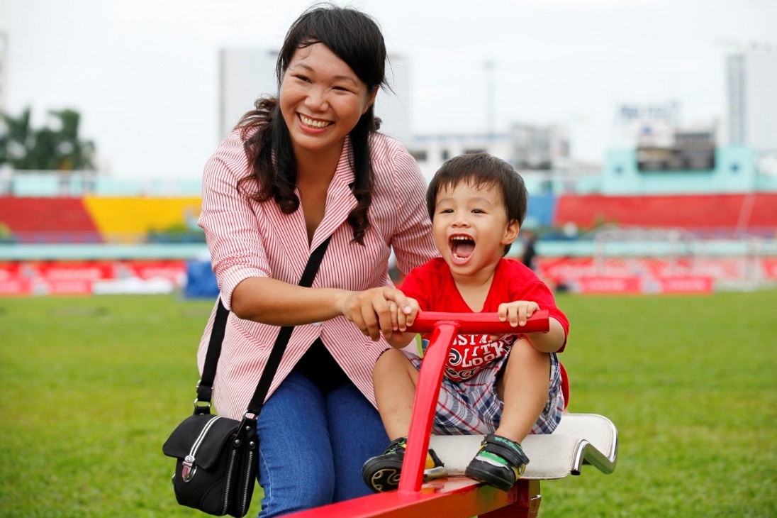 Có mẹ bên cạnh mỗi khi vui chơi thoải mái ngoài trời giúp tình cảm mẹ con khắng khít hơn.