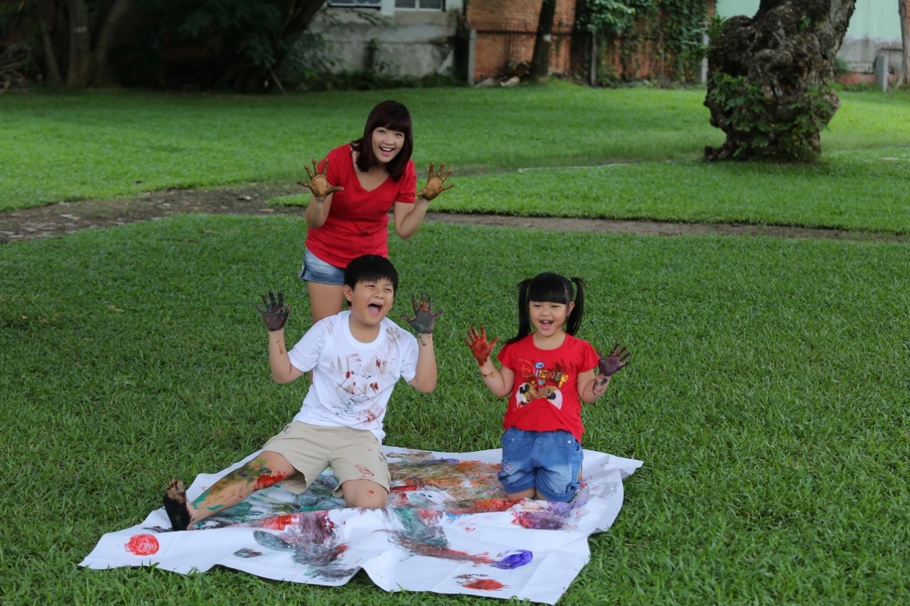 Một trong những trò chơi trong Kho tàng trò chơi của trại hè do OMO tổ chức, thu hút cả mẹ và bé cùng tham gia rất vui, dù chơi xong là cả 3 thành viên đều lấm bẩn.