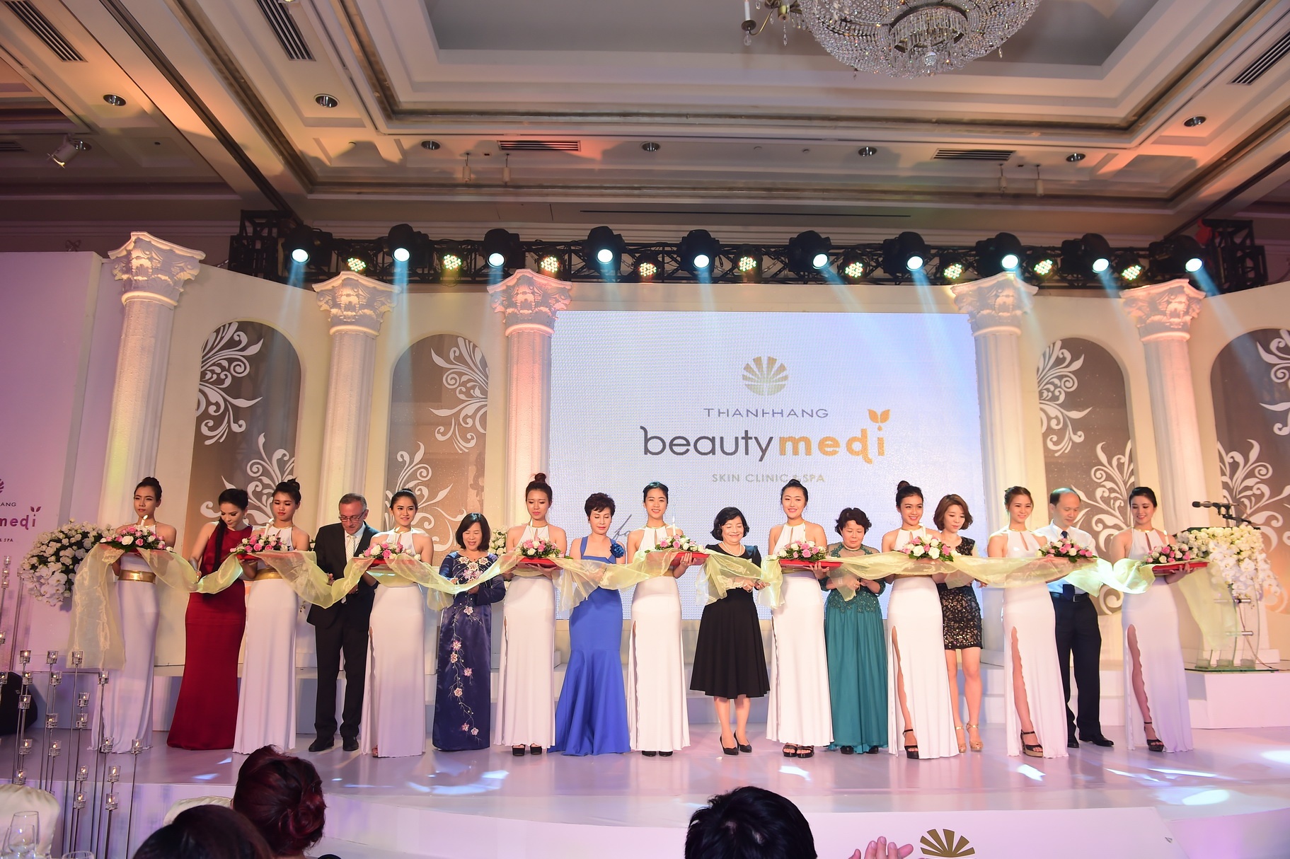 Người đẹp, nữ diễn viên Thuỷ Hương cùng doanh nhân Thanh Hằng cắt băng khánh thành.