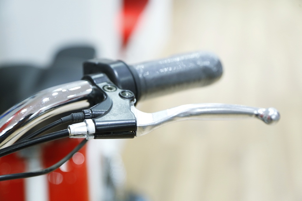 Hệ thống phanh ngắt điện tự động đem lại sự an toàn khi sử dụng xe đạp điện.