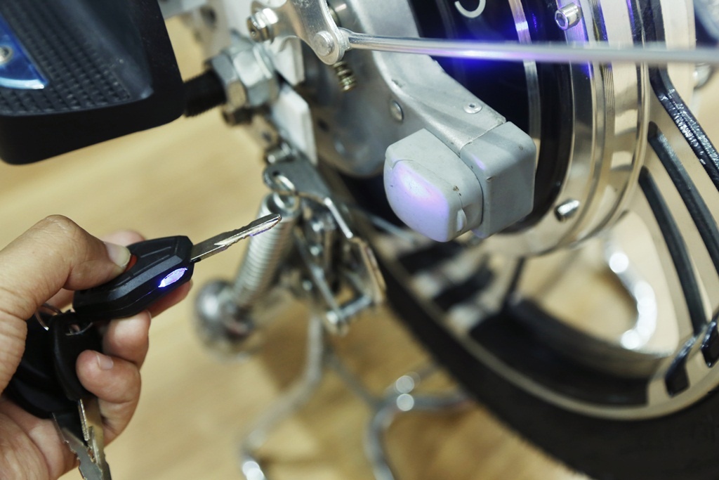 Chìa khóa xe được gắn đèn LED tiện dụng khi trời tối.