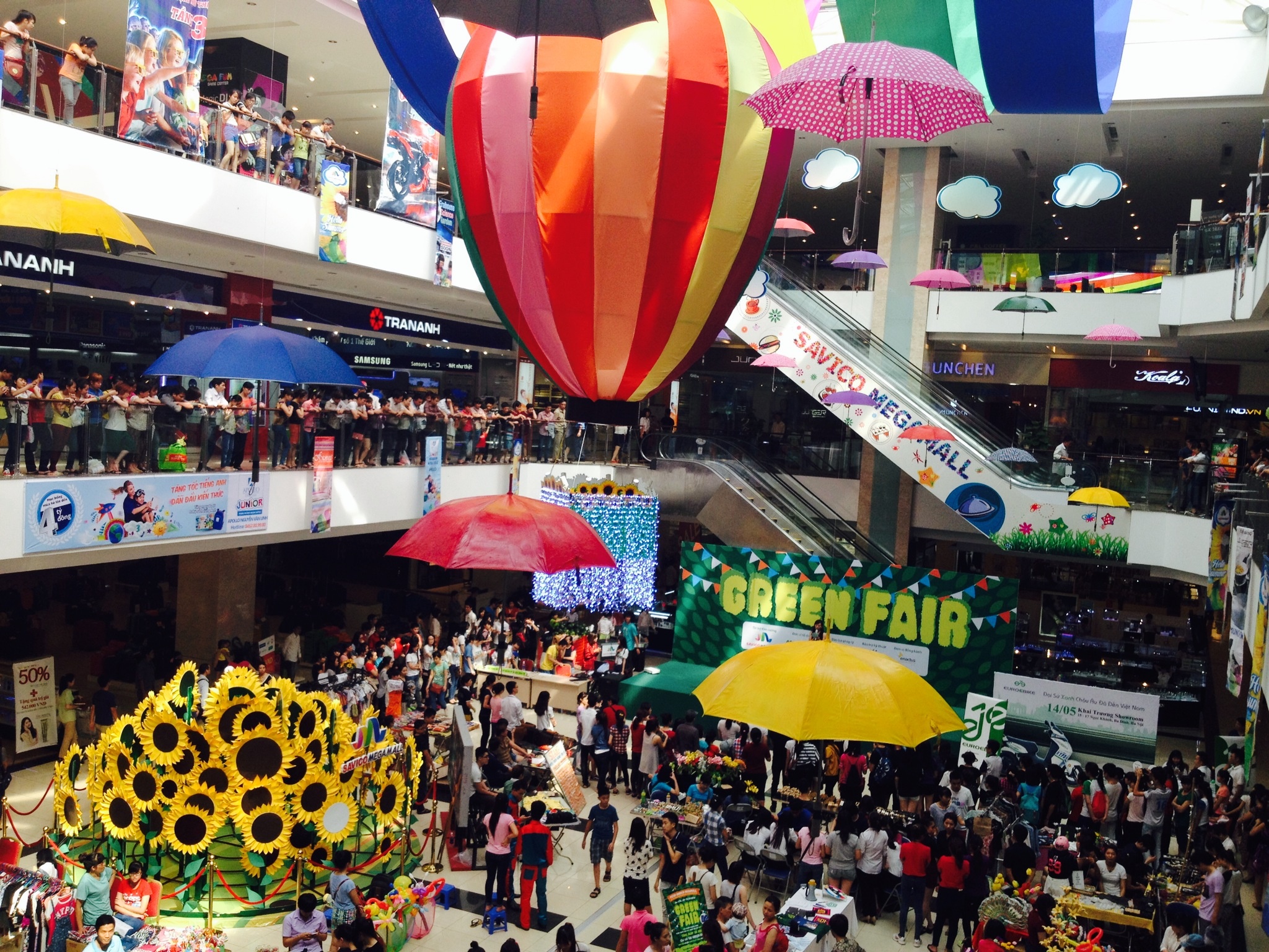 Không gian rộng rãi, có sức chứa hàng nghìn người của trung tâm này đã sẵn sàng chào đón các bạn trẻ đến tham gia lễ hội.