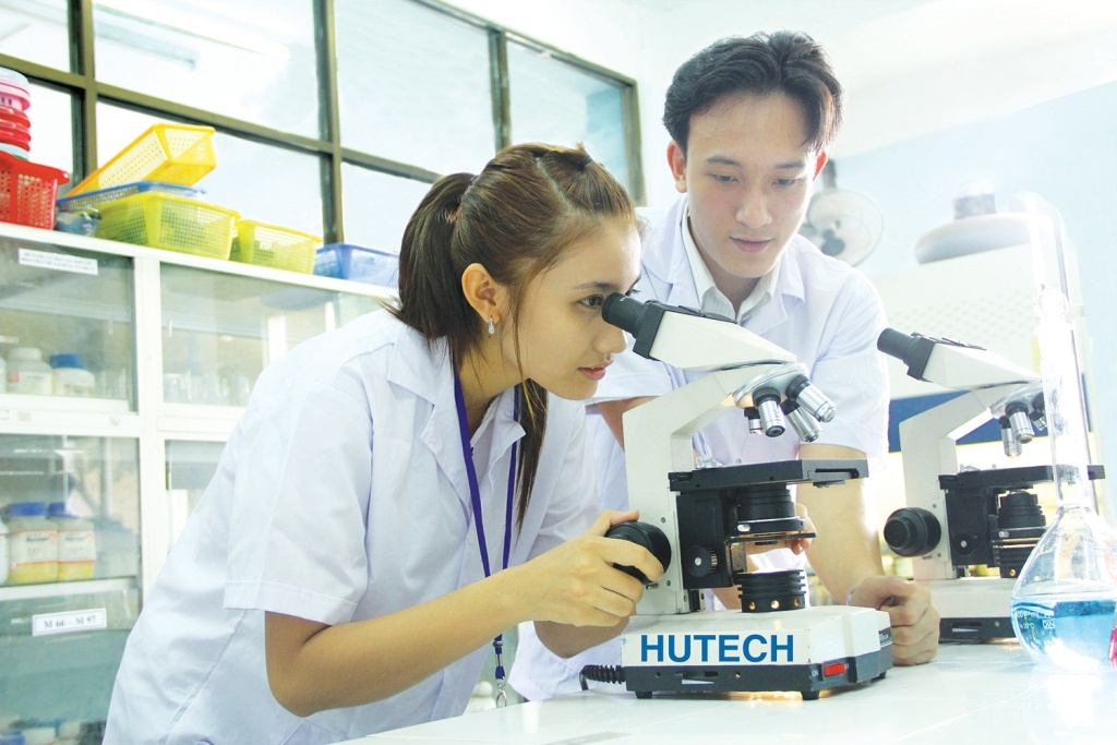 Sinh viên của trường học tập trong môi trường năng động, hiện đại.