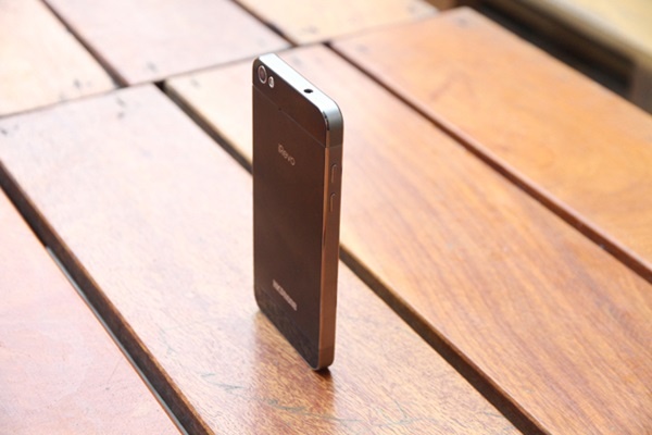 Độ mỏng ban đầu của iRevo sẽ mất đi khi dùng pin 3000 mAh.