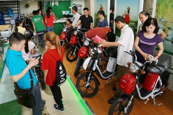 Xep hang mua xe dap dien hinh anh