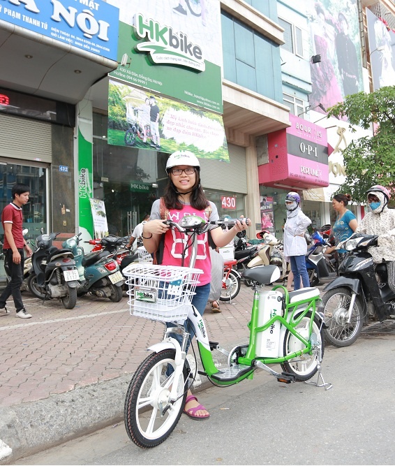 Học sinh có vóc dáng nhỏ nhắn được mẹ mua tặng chiếc xe đạp điện trước thềm năm học mới.