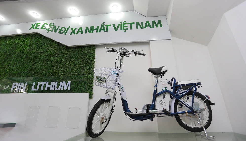 Tính đến thời điểm này, Zinger Extra là dòng xe đánh dấu nhiều bước chuyển mình và thành công lớn nhất của HKbike.Lần đầu tiên pin Lithium-ion công nghệ FLiP được ứng dụng thành công trên xe đạp điện, cho phép xe đi được quãng đường lên tới 80-90 km/lần sạc đầy.