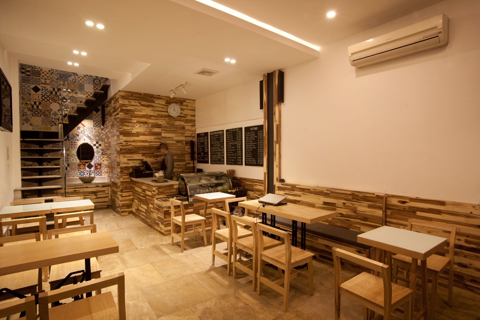 Quan ca phe phong cach la hut khach tai Ha Noi hinh anh