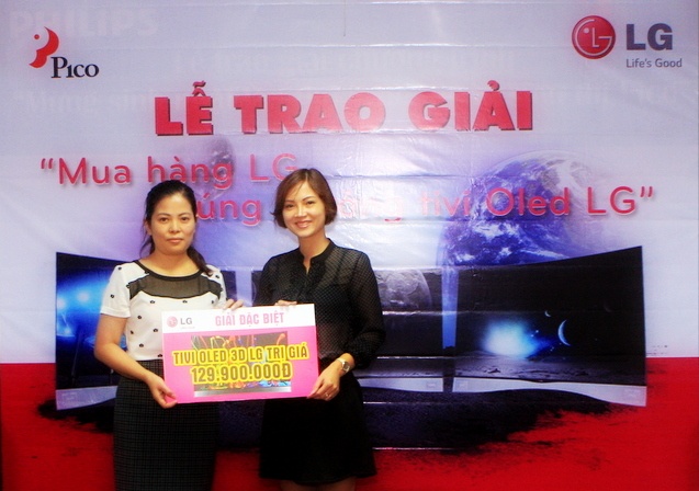 Nu khach hang dau tien nhan thuong TV OLED 3D tai Pico hinh anh