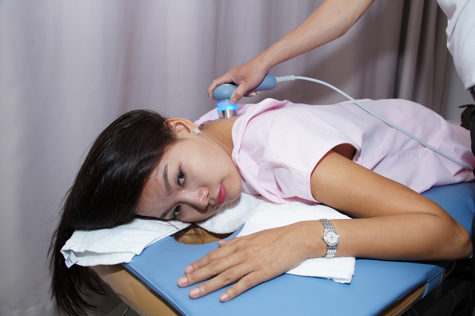 Tri than kinh cot song khong can dung thuoc, khong giai phau hinh anh