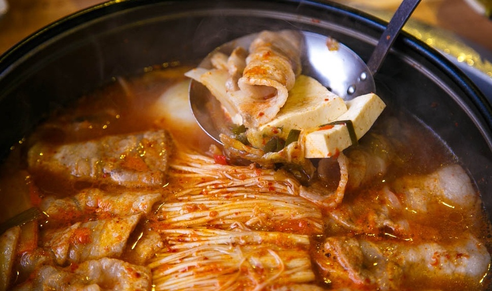 Lẩu kim chi cay nóng - sự lựa chọn phù hợp dành cho các tín đồ kim chi.