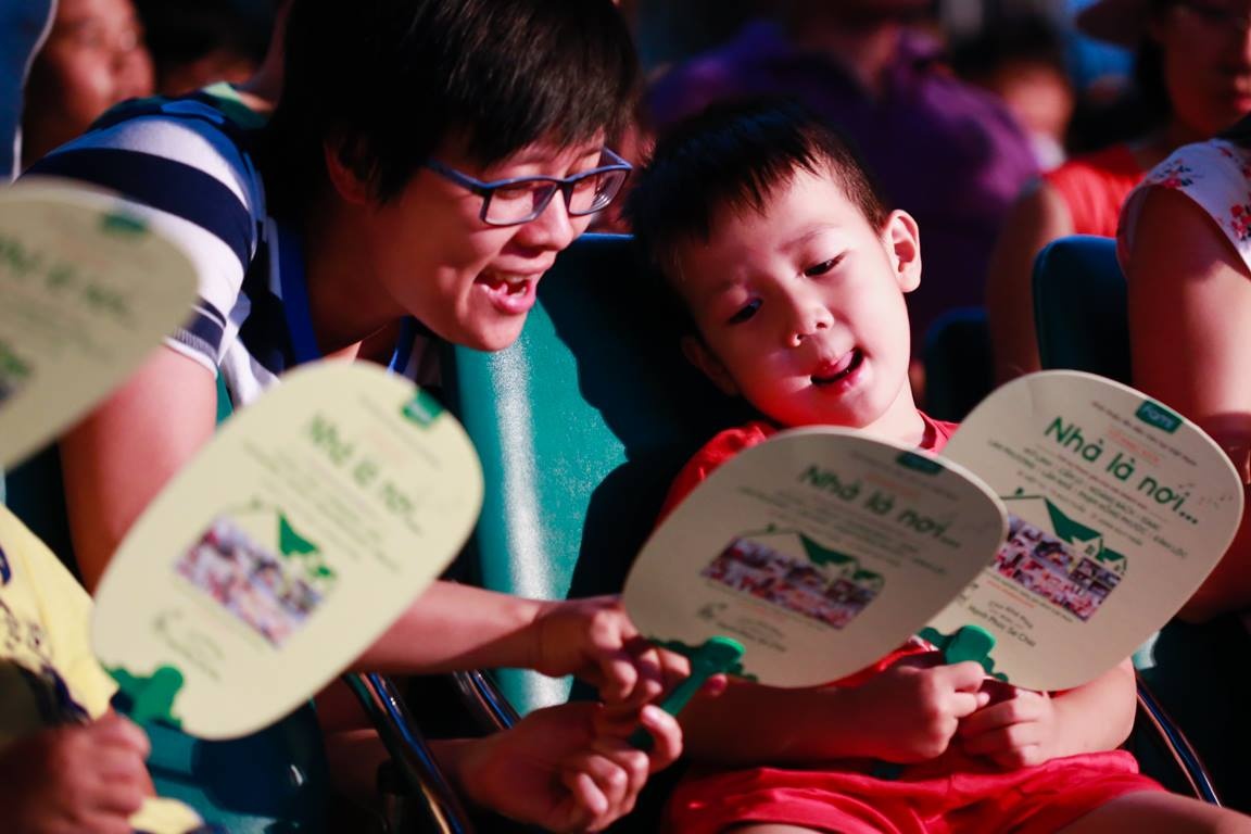 Một khán giả nhí cùng mẹ định nghĩa