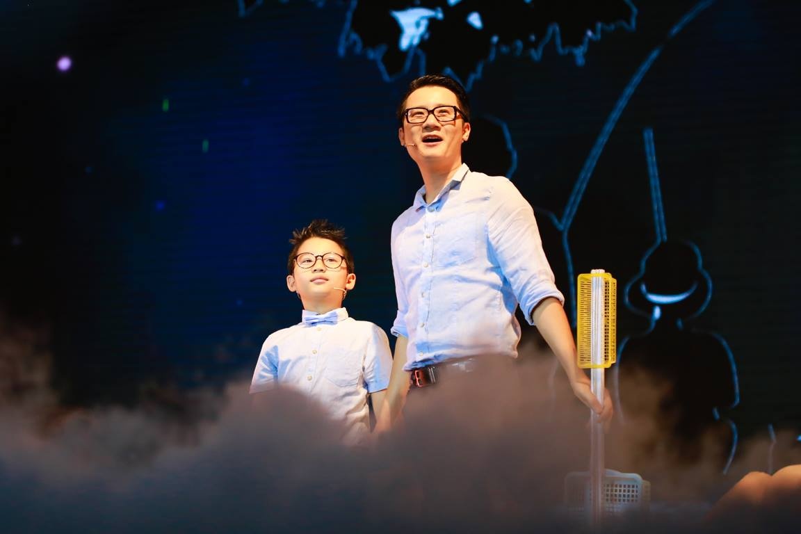 Bé Tê Giác song ca với bố trên sân khấu nhạc kịch