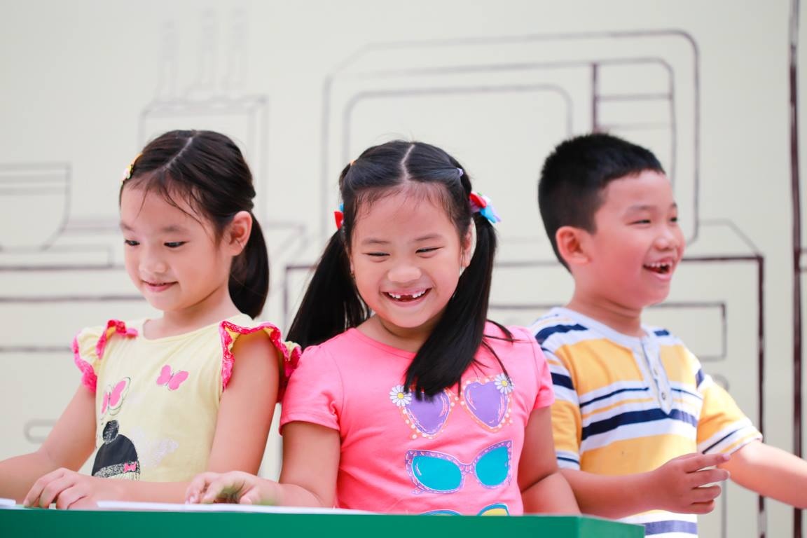 Các khán giả nhí thích thú chơi đùa trước buổi biểu diễn.