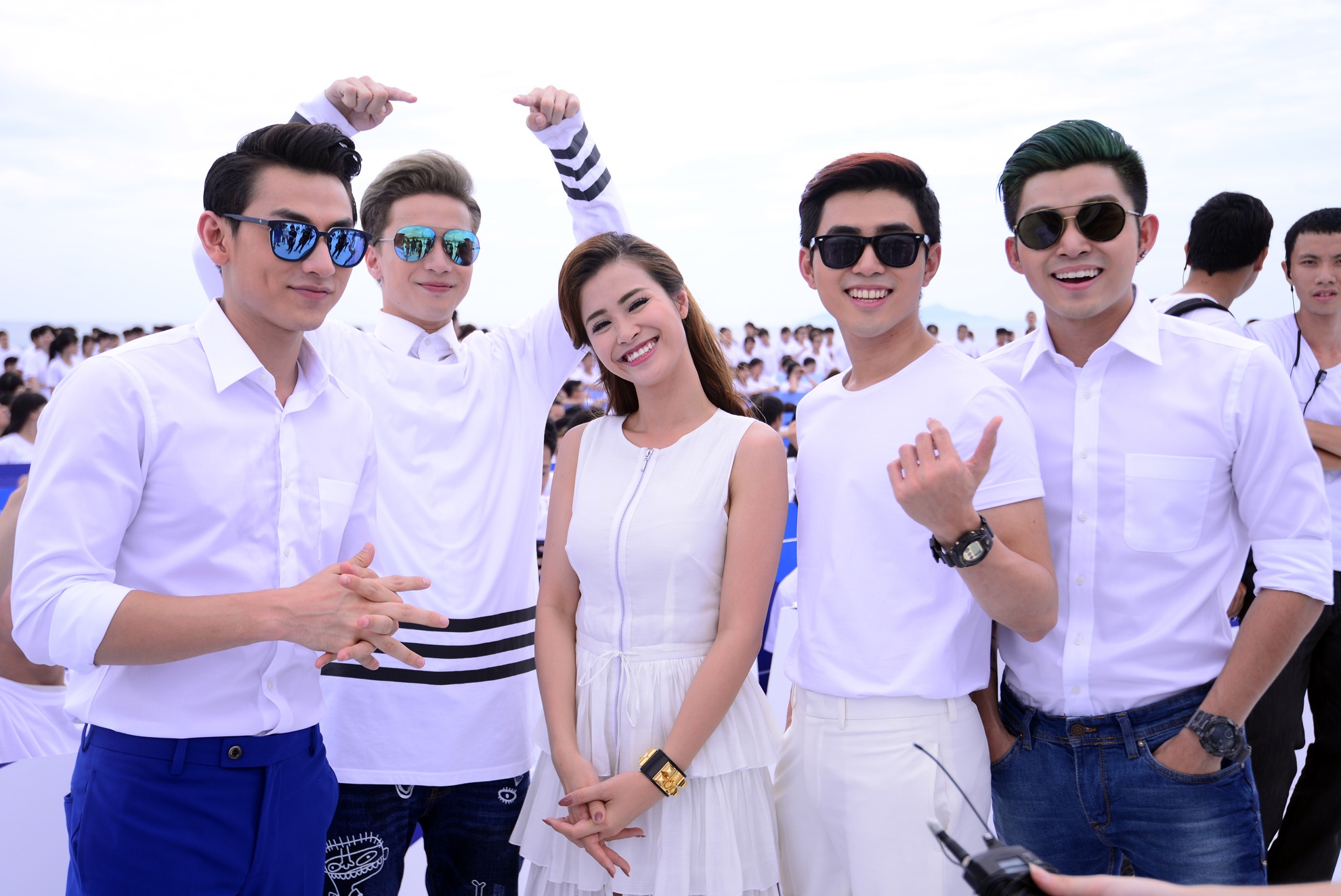 Sáng ngày 21/7, Đông Nhi và 365 có mặt từ rất sớm ở bãi biển Non Nước tại Đà Nẵng để cùng gần 700 bạn trẻ ghi hình cho MV của nam ca sĩ nổi tiếng Usher.