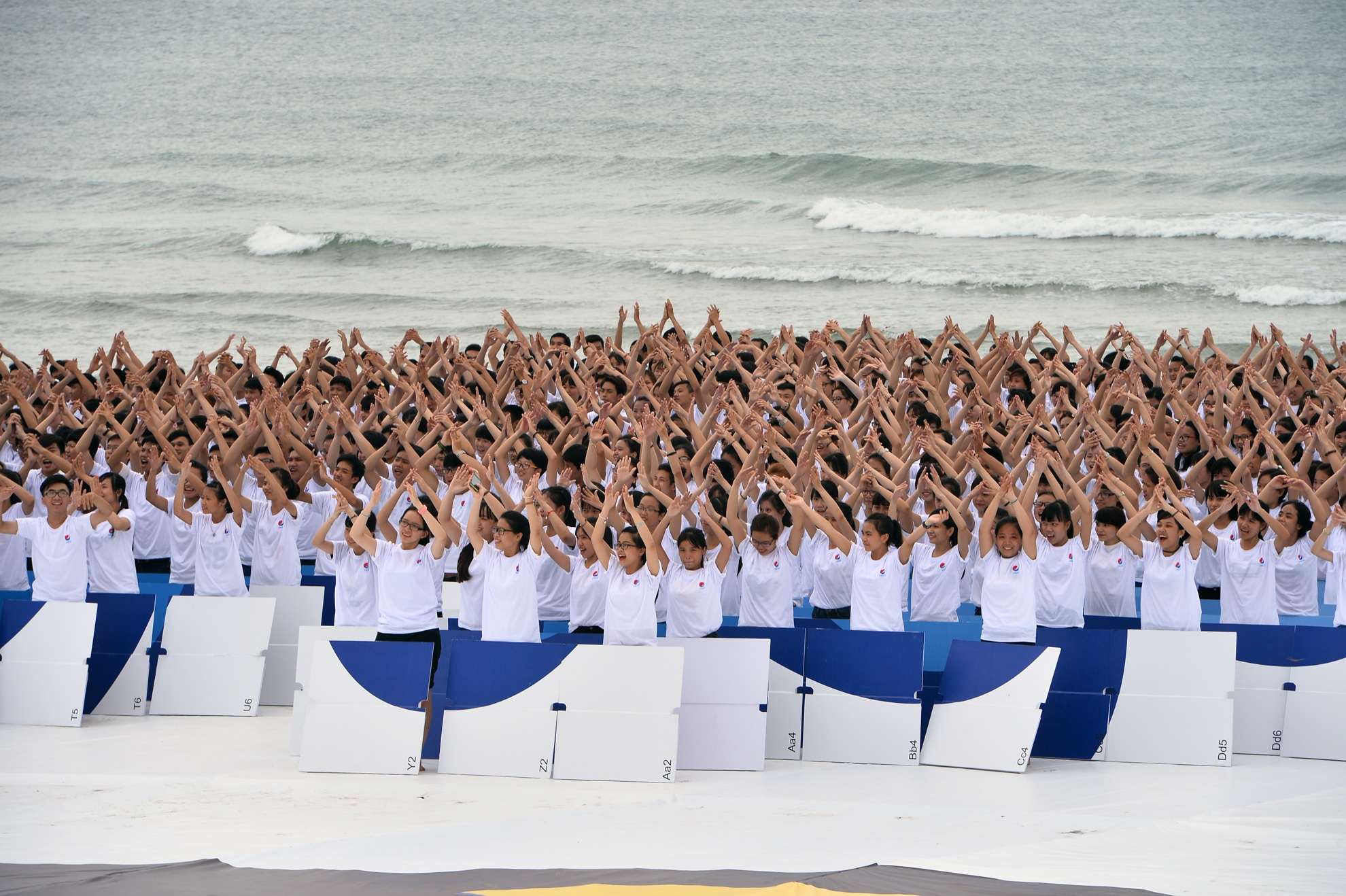 Màn đồng diễn và xếp hình chú chim bồ cầu biểu tượng hòa bình của các bạn trẻ cũng như dàn sao Vpop đã được ghi lại bằng máy quay “khủng” đặt tại trạm không gian quốc tế ISS.