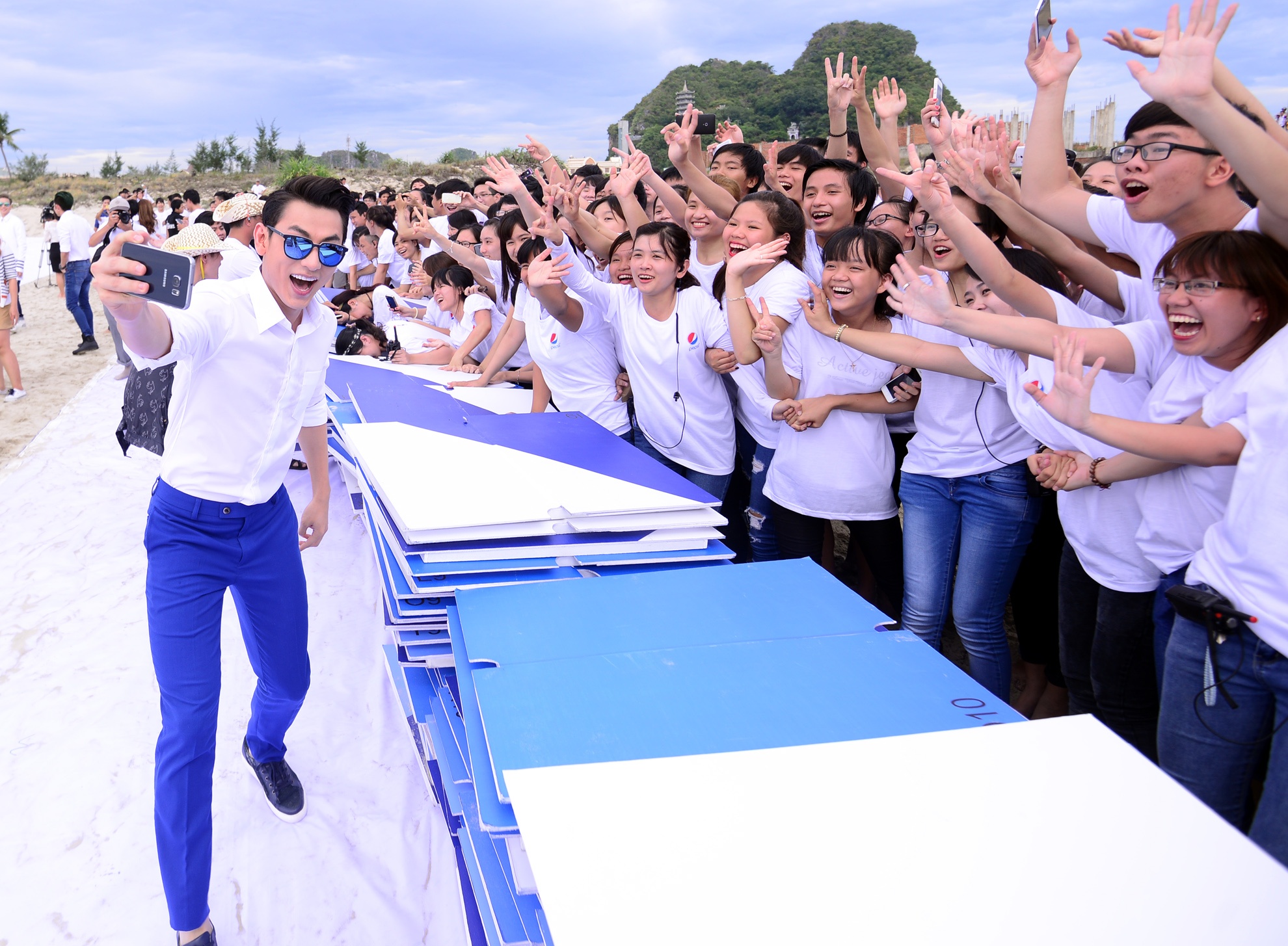 Isaac hào hứng xuống chụp ảnh cùng fan. Các bạn trẻ thích thú trước sự thân thiện của thần tượng và phấn khích giao lưu cùng trưởng nhóm 365.