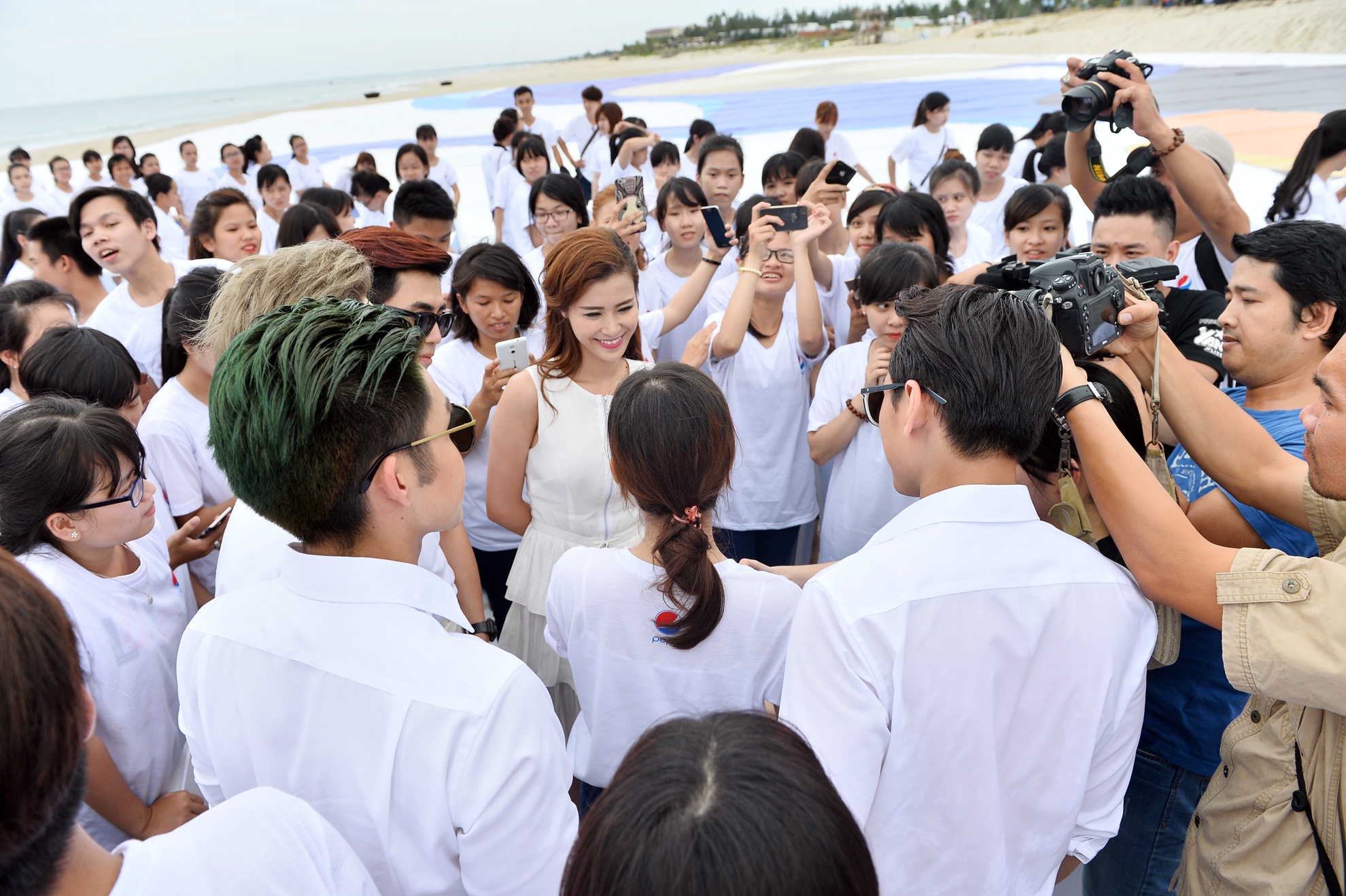 Sau thời gian ghi hình, Đông Nhi và 365 xuống giao lưu với fan, không khí tại bãi biển bắt đầu nóng lên.