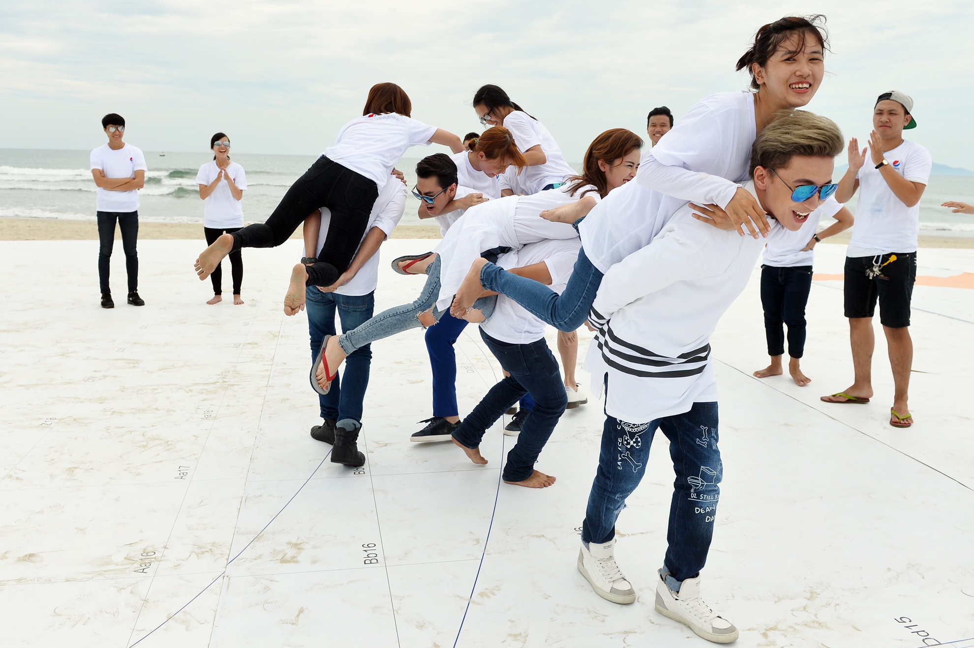 Để đáp lại sự nhiệt tình của các bạn trẻ, dàn sao nảy ra ý tưởng tổ chức một trò chơi ngay tại bãi biển. Bốn chàng trai trong nhóm 365 cõng bốn fan nữ, một fan nam sẽ cõng Đông Nhi và chia thành 5 cặp. Cặp đôi này sẽ phải cố hết sức để đẩy ngã những đội còn lại.