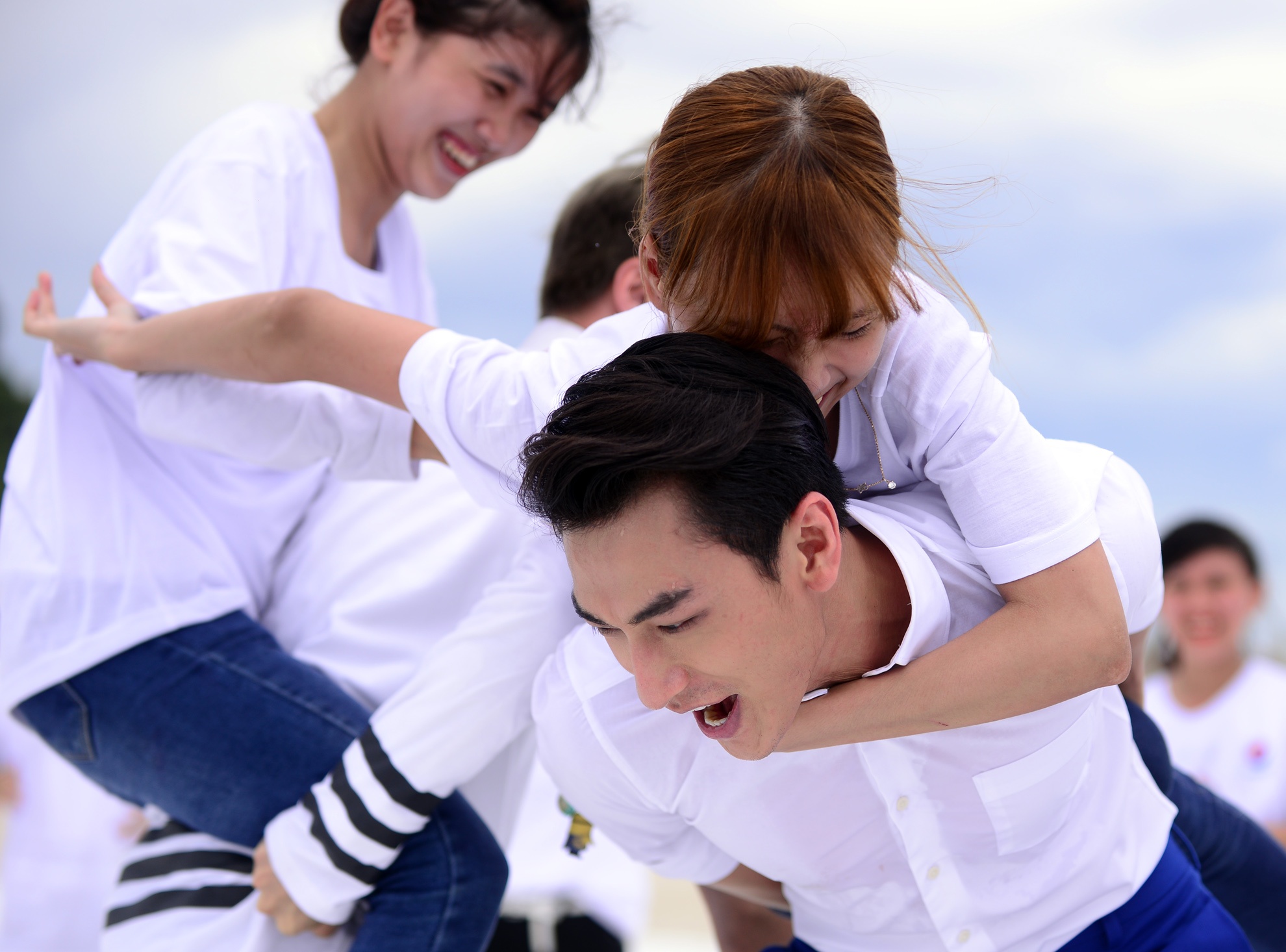 Isaac tỏ ra vô cùng “máu lửa” khi liên tục tấn công các đội khác. Bạn nữ may mắn chơi cùng Isaac không giấu vẻ thích thú khi được anh cõng.