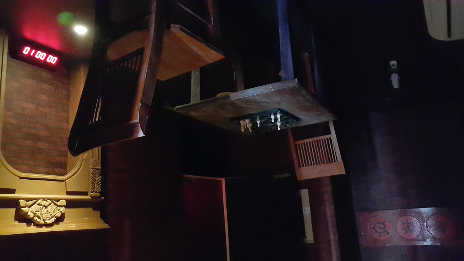 Bước vào căn phòng này, bạn sẽ rơi vào trạng thái “loạn không gian” bởi mọi thứ đều xoay ngược: trần nhà ở dưới đất, còn bàn ghế, giường tủ lại nằm phía trên đầu.