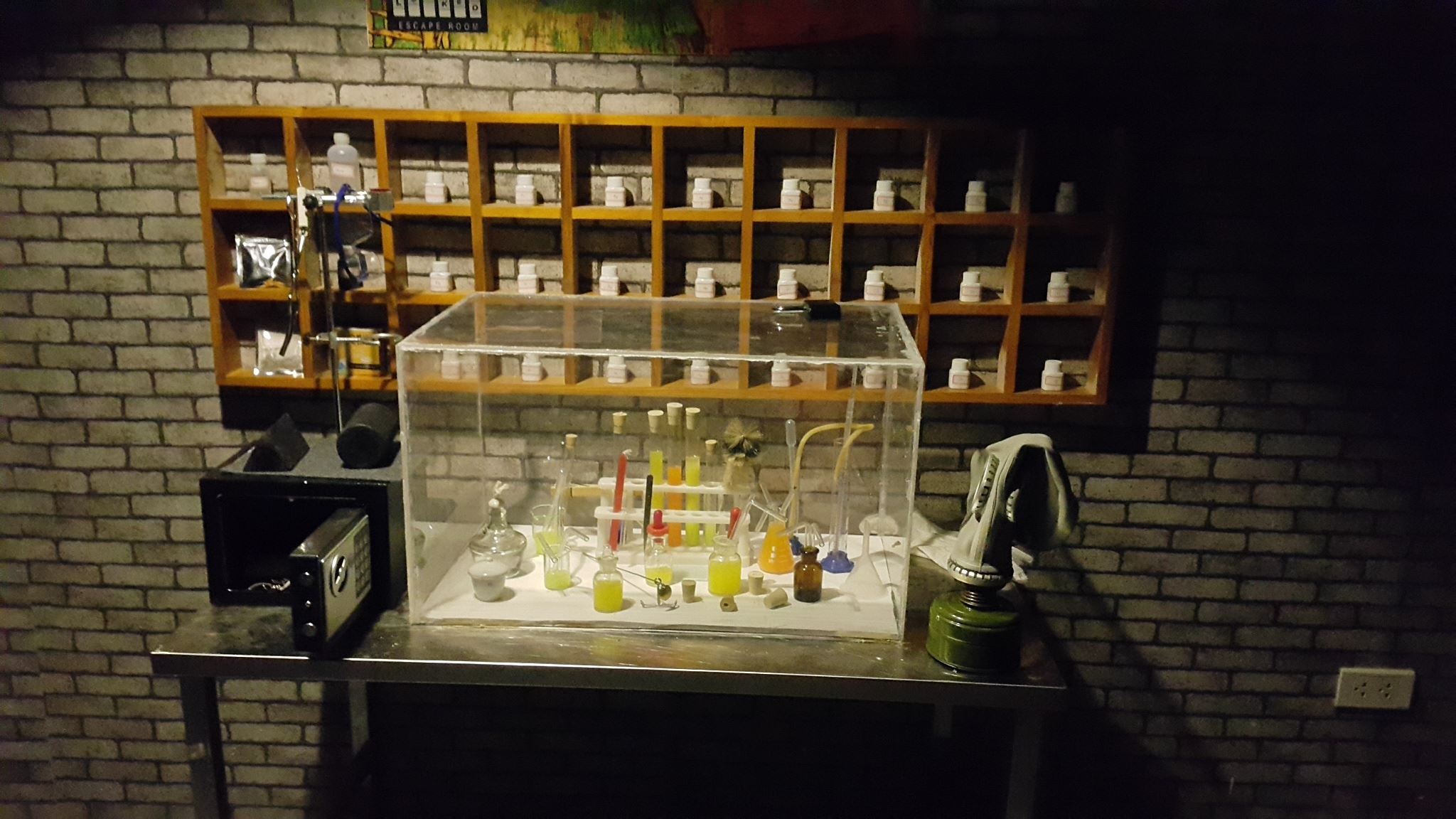 Nếu thế giới ngược khiến bạn bối rối khi không gian đảo chiều, căn phòng Mission Impossible (Nhiệm vụ bất khả thi) và Saw (Lưỡi cưa tử thần) sẽ thử thách thần kinh thép của bạn.