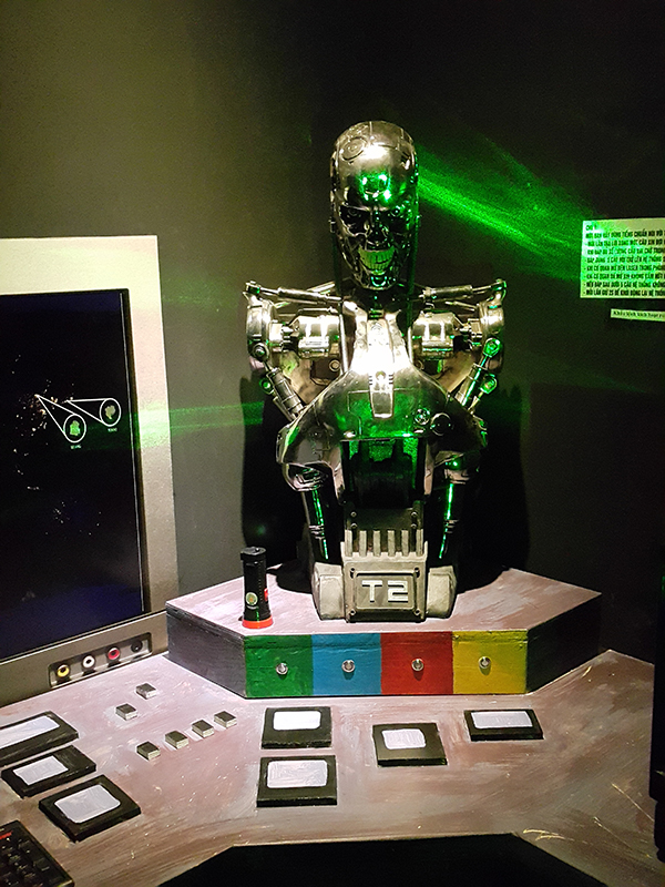 Công nghệ và thiết kế hiện đại bên trong căn phòng, cùng với hệ thống khoá mã từ, đèn laser càng làm cho cuộc phiêu lưu thêm khó và thú vị. Không những thế, hệ thống âm thanh nổi sẽ khiến nhiều người hoảng hốt.