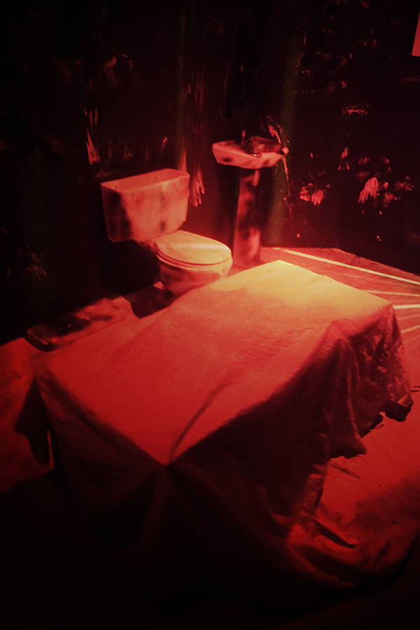 Khung cảnh “rợn người” trong căn phòng Lưỡi cưa tử thần.