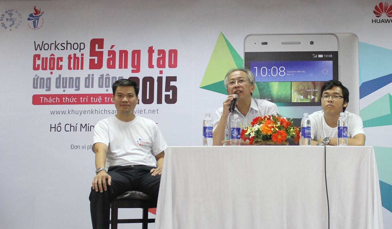 Ông Nguyễn Long (ngồi giữa, cầm micro) là Phó Chủ tịch, Tổng Thư ký Hội Tin học Việt Nam, trưởng ban tổ chức cuộc thi Sáng tạo ứng dụng di động 2015.