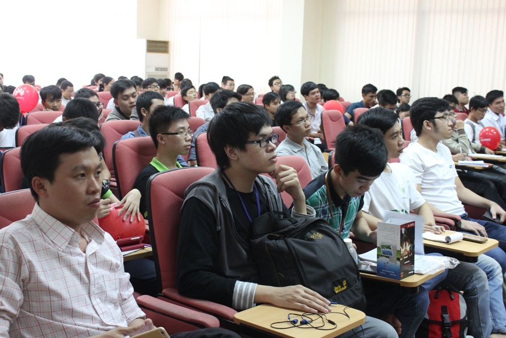 Sinh viên tham gia buổi giao lưu, giải đáp thắc mắc của cuộc thi Sáng tạo ứng dụng di động 2015.
