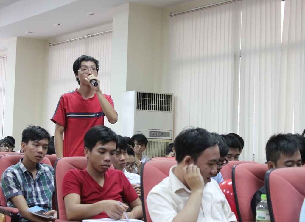 Sinh viên đặt câu hỏi cho ban tổ chức cuộc thi và các cựu thí sinh.