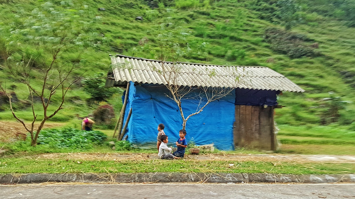 Khả năng bắt nét nhanh và chụp ảnh chuyển động tốt của điện thoại giúp nhiếp ảnh gia tác nghiệp tốt hơn khi đang di chuyển. Các em nhỏ vùng cao đang chơi đùa bên đường. Bức ảnh này chụp bằng Samsung Galaxy S6 egde+ khi xe đang chạy.