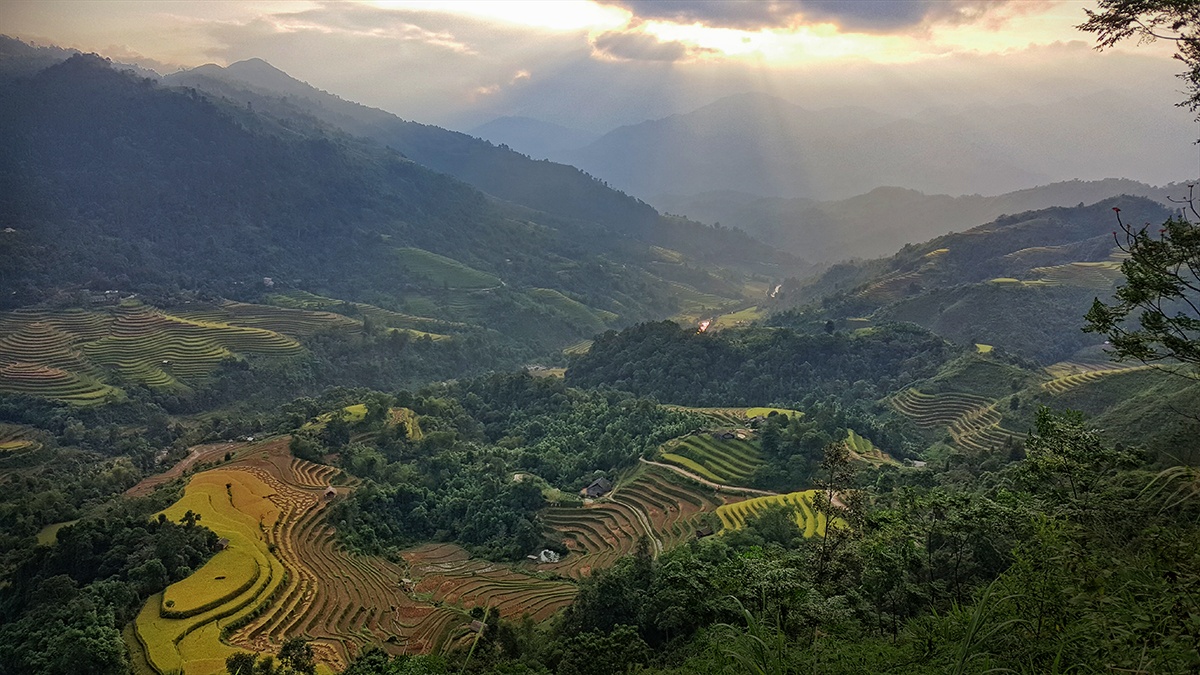 Còn khi hoàng hôn buông xuống, núi rừng Tây Bắc trải ra những dải màu bất tận, khoe nét duyên dáng trữ tình và mơ mộng, khiến người lữ khách đứng ngắm mãi không thôi.