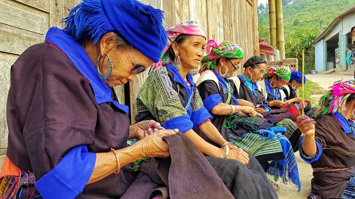 Đó là cuộc sống hiền hòa, chân chất, lạc quan và hiếu khách của người dân.