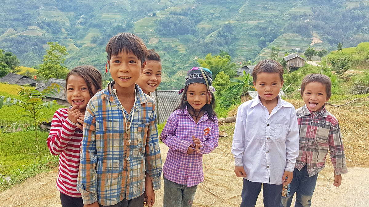 Ngoại trừ một số ít còn ngại ngùng với những vị khách phương xa, đa số người dân tộc tại đây đều vui vẻ và thân thiện vẫy tay chào khi đoàn xe khách chạy qua.