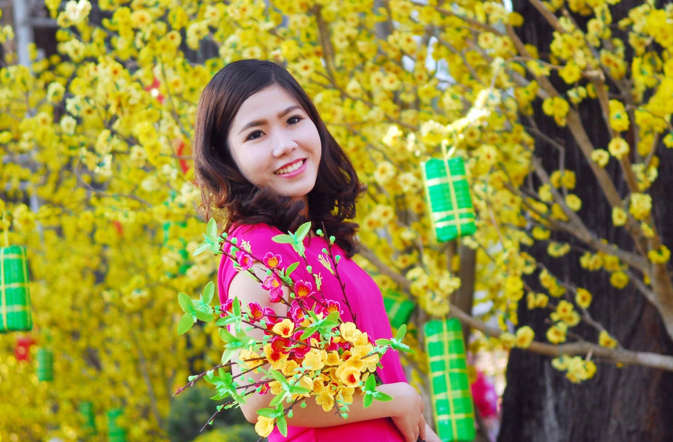 Gioi tre Sai thanh no nuc dien ao dai chup anh xuan hinh anh