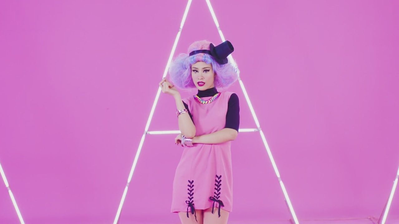 MV 'Pink girl' cua Dong Nhi hinh anh